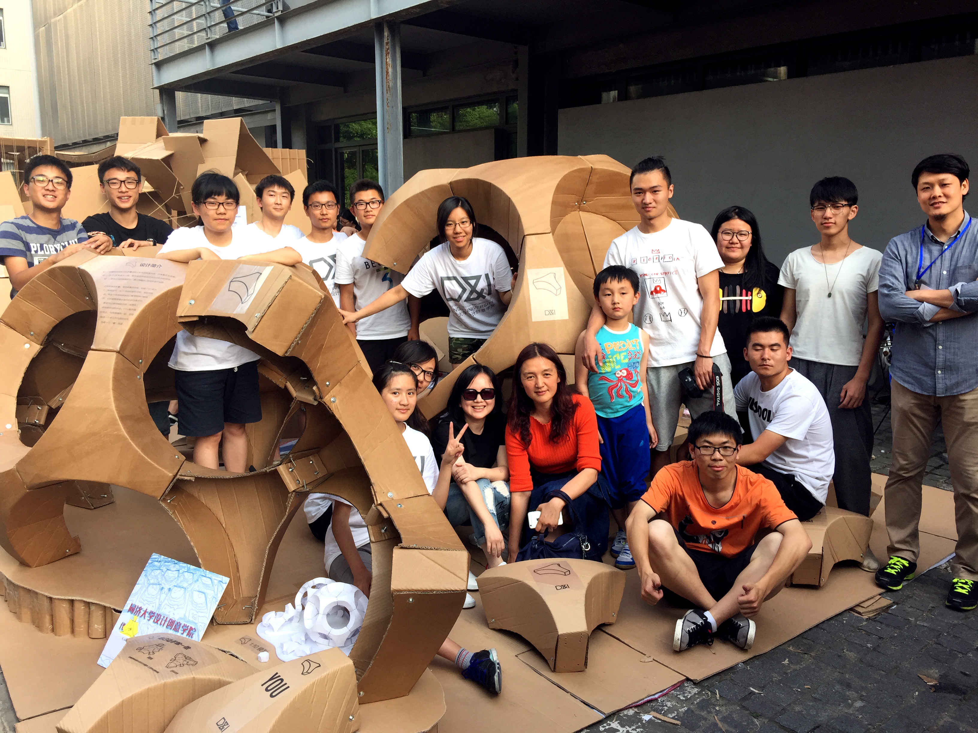 我院代表队的纸板建筑作品获得"2015同济大学国际建造节"二等奖